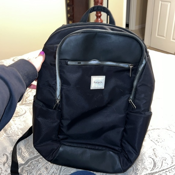 Gently loved black TARGUS expandable backpack - Picture 2 of 8